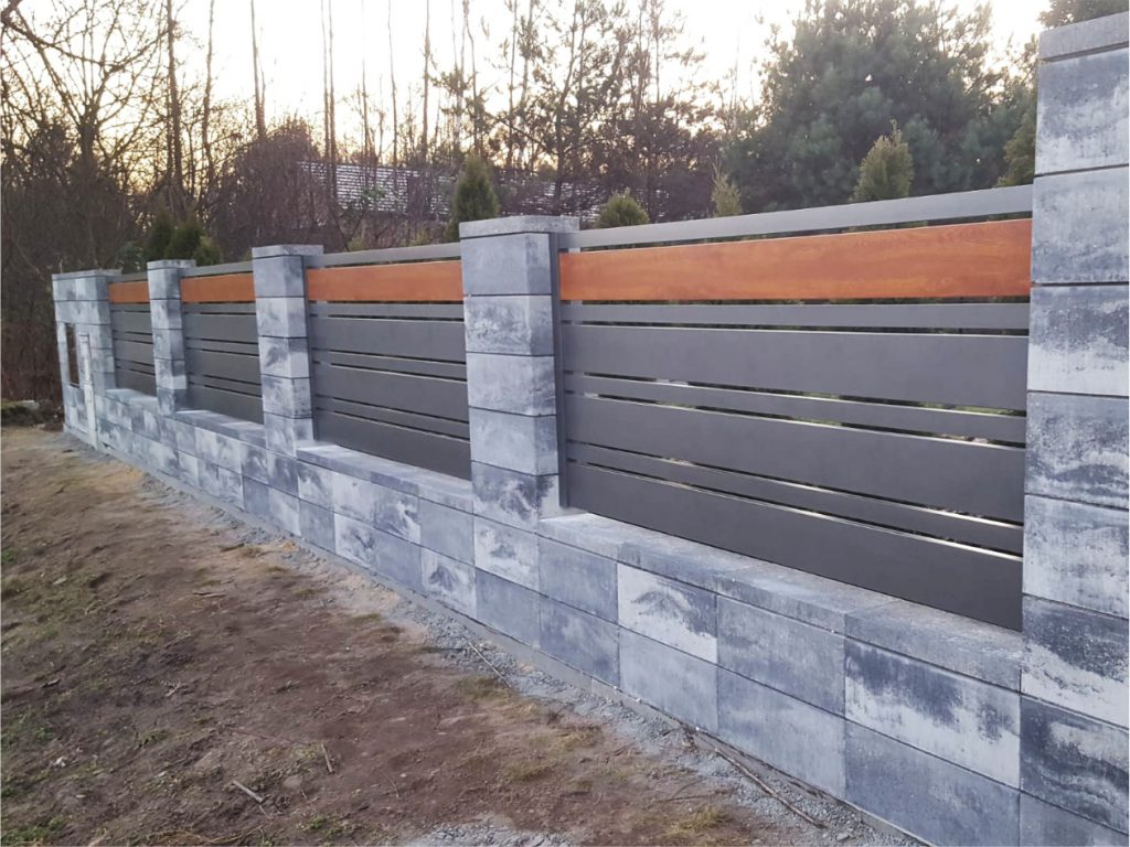 Ogrodzenie z aluminiowymi przęsłami wykonanych z profili aluminiowych