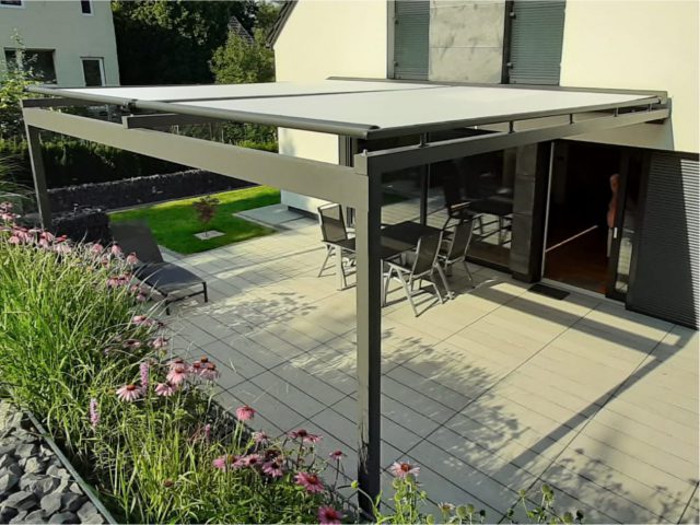 Aluminiowa pergola tarasowa na wymiar zapewniająca cień w upalne dni